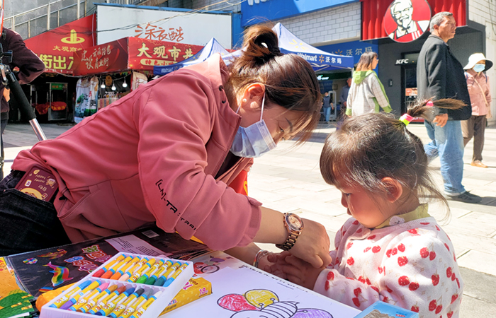 小圖-五建幼兒園在活動現(xiàn)場提供兒童手工服務(wù).jpg